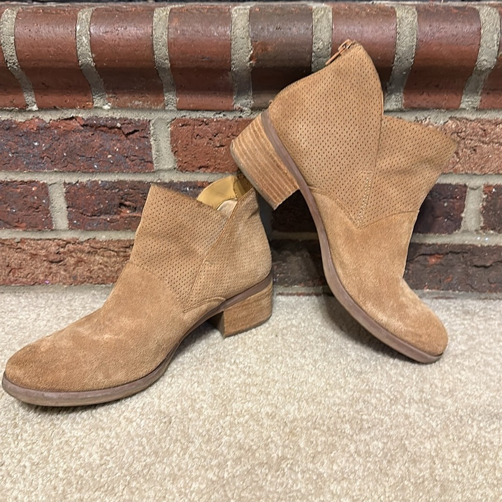 Women’s SZ 8.5 tan suede Korks ankle boots. 2” heel. - Picture 6 of 7